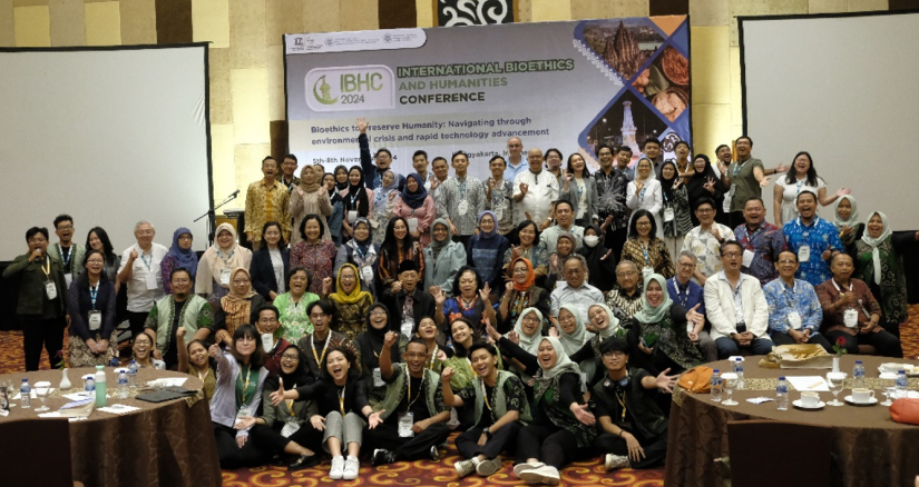 Photo session showcasing participants and speakers united in discussing bioethics, humanity, and sustainability